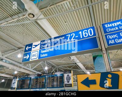 Athen, Griechenland - Februar 11 2020: Internationaler Flughafen Athen Eleftherios Venizelos. Eine Informationstafel für Passagiere, Richtungsschild zu den Toren Stockfoto