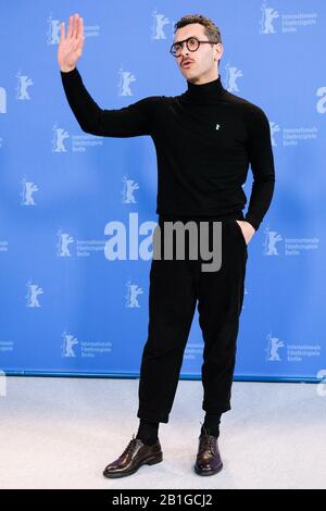 Grand Hyatt Hotel, Potsdamer Platz, Berlin, Deutschland. Februar 2020. Gabriel Montesi posieren bei BAD TALES Photocall. Bild nach Gutschrift: Julie Edwards/Alamy Live News Stockfoto