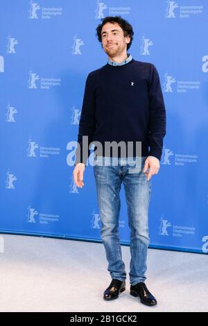 Grand Hyatt Hotel, Potsdamer Platz, Berlin, Deutschland. Februar 2020. Elio Germano posieren bei BAD TALES Photocall. Bild nach Gutschrift: Julie Edwards/Alamy Live News Stockfoto