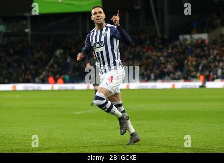 Der Hal Robson-Kanu von West Bromwich Albion feiert das erste Tor seiner Seite im Rahmen des Sky Bet Championship Matches bei Den Hawthorns, West Bromwich. Stockfoto