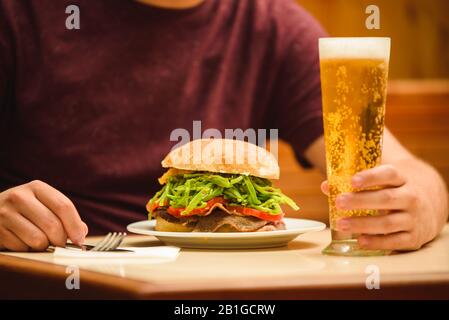 Chilenisches Sandwich mit Fleisch und Tomate Stockfoto