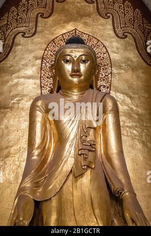 Buddha-Statue in Ananda Pagode, Bagan, Mandalay Region, Myanmar Stockfoto