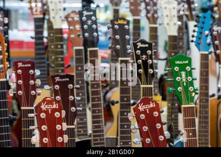 Viele verschiedene Gitarrenmaschinenköpfe und Fret-Boards machen ein abstraktes Nahmuster Stockfoto