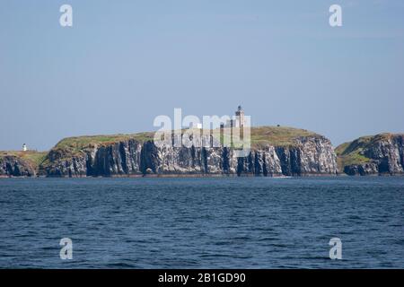 Insel May mit Leuchtturm. Juni Eingenommen. Aus Anstruther, Fife, Schottland, Großbritannien. Stockfoto