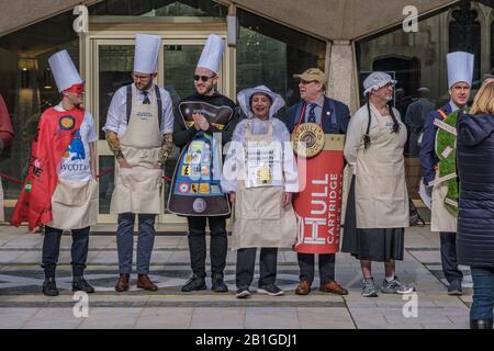 London, Großbritannien. Februar 2020. Neuheitsteilnehmer. Die Livery Companies der City of London nehmen an den Inter-Livery Pancake-Rennen in Guildhall Yard Teil, eine Tradition, die die Worshipful Company of Poulterers 2005 begonnen hatte und die Charity des Lord Mayor unterstützte. Poulterers liefern Eier für die Pfannkuchen, Uhrmacher geben Zeit für die Rennen, Gunnmakers feuern eine Startpistole und Fruiters stellen die Zitronen zur Verfügung. Neben den Wettbewerben für Meister und Mitglieder der Firmen gibt es auch eine ausgefallene Kleiderklasse, die einige interessante Beiträge zu den Lügengesellschaften und der Wohltätigkeitsorganisation enthält. Peter Marshall/Alamy Liv Stockfoto