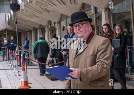 London, Großbritannien. Februar 2020. Die Livery Companies der City of London nehmen an den Inter-Livery Pancake-Rennen in Guildhall Yard Teil, eine Tradition, die die Worshipful Company of Poulterers 2005 begonnen hatte und die Charity des Lord Mayor unterstützte. Poulterers liefern Eier für die Pfannkuchen, Uhrmacher geben Zeit für die Rennen, Gunnmakers feuern eine Startpistole und Fruiters stellen die Zitronen zur Verfügung. Neben den Wettbewerben für Meister und Mitglieder der Firmen gibt es auch eine ausgefallene Kleiderklasse, die einige interessante Beiträge zu den Lügengesellschaften und der Wohltätigkeitsorganisation enthält. Peter Marshall/Alamy Live News Stockfoto