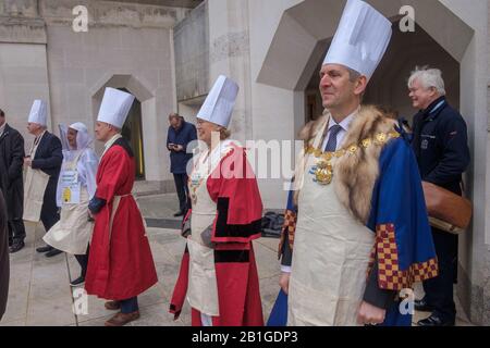 London, Großbritannien. Februar 2020. Die Livery Companies der City of London nehmen an den Inter-Livery Pancake-Rennen in Guildhall Yard Teil, eine Tradition, die die Worshipful Company of Poulterers 2005 begonnen hatte und die Charity des Lord Mayor unterstützte. Poulterers liefern Eier für die Pfannkuchen, Uhrmacher geben Zeit für die Rennen, Gunnmakers feuern eine Startpistole und Fruiters stellen die Zitronen zur Verfügung. Neben den Wettbewerben für Meister und Mitglieder der Firmen gibt es auch eine ausgefallene Kleiderklasse, die einige interessante Beiträge zu den Lügengesellschaften und der Wohltätigkeitsorganisation enthält. Peter Marshall/Alamy Live News Stockfoto