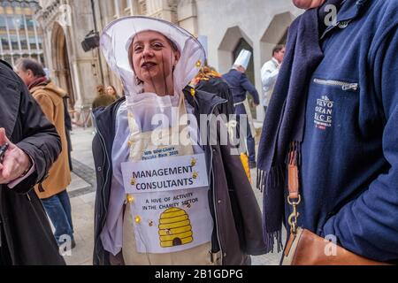 London, Großbritannien. Februar 2020. Ein Imker - Management Consultants. Die Livery Companies der City of London nehmen an den Inter-Livery Pancake-Rennen in Guildhall Yard Teil, eine Tradition, die die Worshipful Company of Poulterers 2005 begonnen hatte und die Charity des Lord Mayor unterstützte. Poulterers liefern Eier für die Pfannkuchen, Uhrmacher geben Zeit für die Rennen, Gunnmakers feuern eine Startpistole und Fruiters stellen die Zitronen zur Verfügung. Neben den Wettbewerben für Meister und Mitglieder der Firmen gibt es auch eine ausgefallene Kleiderklasse, die einige interessante Beiträge zu den Lügengesellschaften und der Wohltätigkeitsorganisation enthält. Peter M. Stockfoto