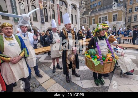 London, Großbritannien. Februar 2020. Die Livery Companies der City of London nehmen an den Inter-Livery Pancake-Rennen in Guildhall Yard Teil, eine Tradition, die die Worshipful Company of Poulterers 2005 begonnen hatte und die Charity des Lord Mayor unterstützte. Poulterers liefern Eier für die Pfannkuchen, Uhrmacher geben Zeit für die Rennen, Gunnmakers feuern eine Startpistole und Fruiters stellen die Zitronen zur Verfügung. Neben den Wettbewerben für Meister und Mitglieder der Firmen gibt es auch eine ausgefallene Kleiderklasse, die einige interessante Beiträge zu den Lügengesellschaften und der Wohltätigkeitsorganisation enthält. Peter Marshall/Alamy Live News Stockfoto