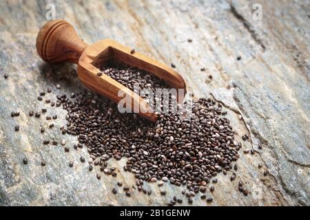 Chia Samen in Schaufel auf Stein Stockfoto