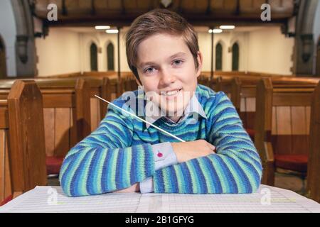 Viktor Seifert (12) nahm an einem Kompositionswettbewerb Teil, um eine (kurze) Symphonie zum 20. Jahrestag der British Wind Band Association zu schreiben. Stockfoto