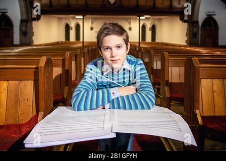 Viktor Seifert (12) nahm an einem Kompositionswettbewerb Teil, um eine (kurze) Symphonie zum 20. Jahrestag der British Wind Band Association zu schreiben. Stockfoto