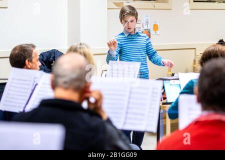 Viktor Seifert (12) nahm an einem Kompositionswettbewerb Teil, um eine (kurze) Symphonie zum 20. Jahrestag der British Wind Band Association zu schreiben. Stockfoto