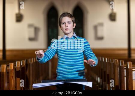 Viktor Seifert (12) nahm an einem Kompositionswettbewerb Teil, um eine (kurze) Symphonie zum 20. Jahrestag der British Wind Band Association zu schreiben. Stockfoto