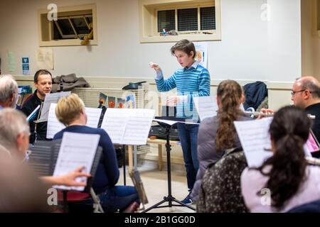 Viktor Seifert (12) nahm an einem Kompositionswettbewerb Teil, um eine (kurze) Symphonie zum 20. Jahrestag der British Wind Band Association zu schreiben. Stockfoto