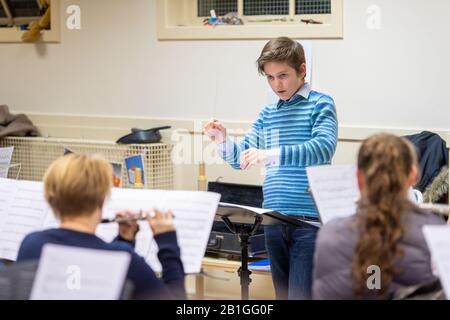 Viktor Seifert (12) nahm an einem Kompositionswettbewerb Teil, um eine (kurze) Symphonie zum 20. Jahrestag der British Wind Band Association zu schreiben. Stockfoto