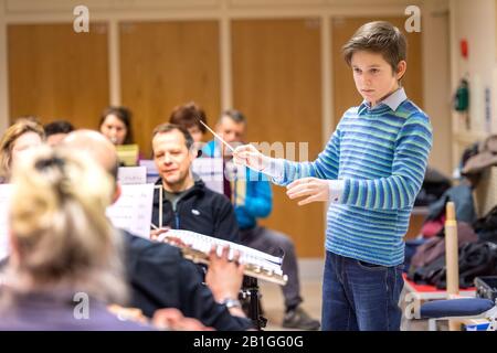 Viktor Seifert (12) nahm an einem Kompositionswettbewerb Teil, um eine (kurze) Symphonie zum 20. Jahrestag der British Wind Band Association zu schreiben. Stockfoto