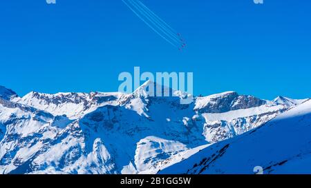 Kleine SCHEIDEGG, SCHWEIZ - 16. JANUAR 2020: Luftschau der Patrouille Suisse am Lauberhorn über den Schweizer Alpen bei Grindelwald, Schweiz Stockfoto