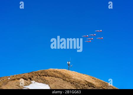 Kleine SCHEIDEGG, SCHWEIZ - 16. JANUAR 2020: Luftausbildungen der Patrouille Suisse und des Schweizer Airbus A321 am Lauberhorn über den Schweizer Alpen Stockfoto