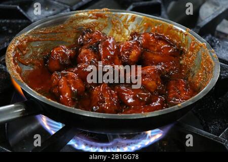 büffel-hühnerflügel auf einer Kochpfanne Stockfoto