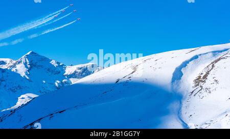 Kleine SCHEIDEGG, SCHWEIZ - 16. JANUAR 2020: Luftschau der Patrouille Suisse am Lauberhorn über den Schweizer Alpen bei Grindelwald, Schweiz Stockfoto