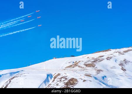 Kleine SCHEIDEGG, SCHWEIZ - 16. JANUAR 2020: Luftschau der Patrouille Suisse am Lauberhorn über den Schweizer Alpen bei Grindelwald, Schweiz Stockfoto