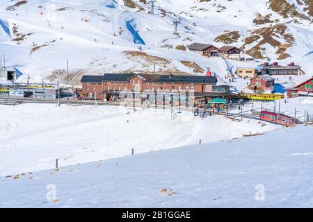 Kleine SCHEIDEGG, SCHWEIZ - 16. JANUAR 2020: Der Bahnhof an der kleinen Scheidegg. Es liegt auf dem Gipfel des kleinen Scheidegg-Passes Stockfoto