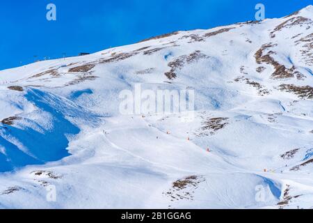 Kleine SCHEIDEGG, SCHWEIZ - 16. JANUAR 2020: Kleine Scheidegg ist ein Gebirgspass, der unterhalb und zwischen den Gipfeln Eiger und Lauberhorn liegt Stockfoto