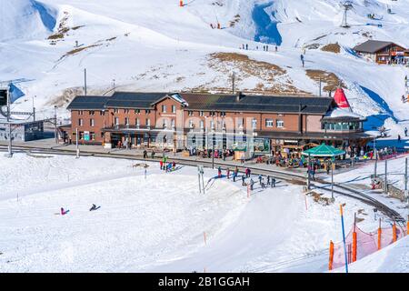 Kleine SCHEIDEGG, SCHWEIZ - 16. JANUAR 2020: Blick auf den auf dem Gipfel des kleinen Scheidegg-Passes gelegenen Bahnhof kleine Scheidegg Stockfoto