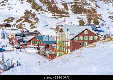 Kleine SCHEIDEGG, SCHWEIZ - 16. JANUAR 2020: Kleine Scheidegg ist ein Gebirgspass, der unterhalb und zwischen den Gipfeln Eiger und Lauberhorn liegt Stockfoto