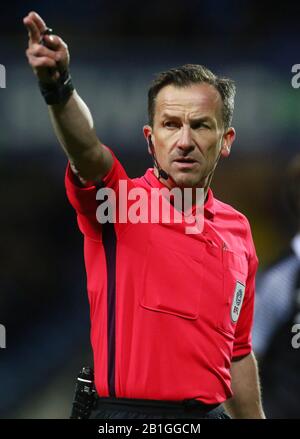 Schiedsrichter Keith Stroud während des Sky Bet Championship Matches an der Loftus Road, London. Stockfoto