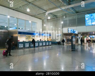 Athen, Griechenland - Februar 11 2020: Passagiere in der Abflughalle des Hauptterminals des Athener Internationalen Flughafens Eleftherios Venizelos in der Nähe Stockfoto