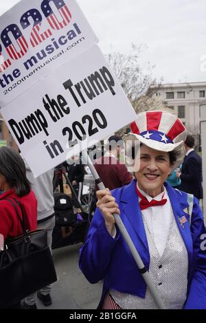 Charleston, Vereinigte Staaten. Februar 2020. Ein Anti-Trump-Protestler in einem Uncle Sam Kostüm steht außerhalb der demokratischen Debatte von CBS News im Gaillard Center Dienstag, 25. Februar 2020, in Charleston, South Carolina. South Carolina stimmt am Samstag in der ersten demokratischen Vorwahl im Süden ab. Foto von Richard Ellis/UPI Credit: UPI/Alamy Live News Stockfoto