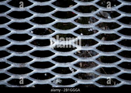 Mesh-Zaun-Hintergrund.Gitternetzgitter, Rastermuster, Stahldraht-Gitterlineal-Wandhintergrund, Kettenverbindungslineal mit weißem Hintergrund. Stockfoto