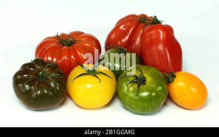Erbstück Tomatenhintergrund. Reife rote Tomaten, Draufsicht. Frisches organisches Gemüse. Stockfoto