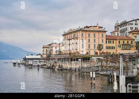 Bellagio, Provinz Como/Italien - 19. Januar 2019: Fährschiff auf halbem Weg nach Bellagio am Comer See an einem Tag mit winterlichen Wolken. Pier auf See mit Fährschiff Stockfoto