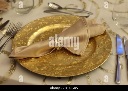 Arabischer Thementisch mit goldenem Teller Stockfoto