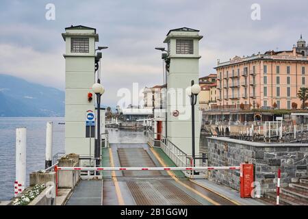 Bellagio, Provinz Como/Italien - 19. Januar 2019: Fährschiff auf halbem Weg nach Bellagio am Comer See an einem Tag mit winterlichen Wolken. Pier auf See mit Fährschiff Stockfoto