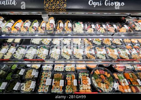 Mailand, Italien - 21. Januar 2019: Sushi und Brötchen zum Verkauf im Geschäft in Mailand. Mailänder Hauptbahnhof. Sapori und Dinnorni Conad Supermarkt. Stockfoto