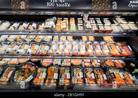 Mailand, Italien - 21. Januar 2019: Sushi und Brötchen zum Verkauf im Geschäft in Mailand. Mailänder Hauptbahnhof. Sapori und Dinnorni Conad Supermarkt. Stockfoto