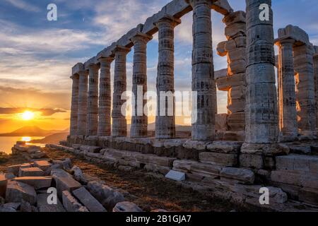 Poseidon Tempelruinen am Kap Sounio bei Sonnenuntergang, Griechenland Stockfoto