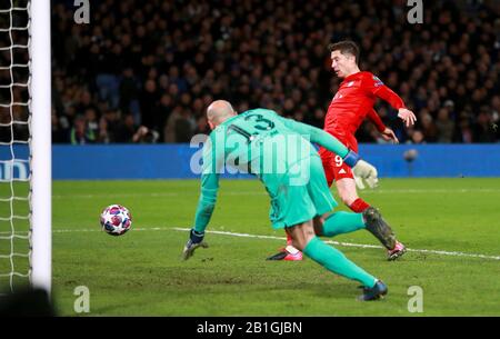 Bayern Münchens Robert Lewandowski erzielt sein drittes Spieltor während der UEFA Champions League-Runde im 16. Hinspiel an der Stamford Bridge, London. Stockfoto