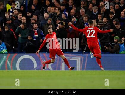 Stamford Bridge, London, Großbritannien. Februar 2020. UEFA Champions League Fußball, Chelsea gegen Bayern München; Robert Lewandowski von Bayern München feiert mit Serge Gnabry von Bayern München, nachdem er in der 76. Minute das 3. Tor auf seiner Seite erzielt hatte, um es mit 0:3 in ein offenes Netz zu verwandeln: Action Plus Sports/Alamy Live News Stockfoto