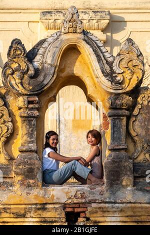 Junge birmanische Frauen posieren für Fotos im Maha Aungmye Bonzan Kloster, Inwa, Mandalay Region, Myanmar Stockfoto