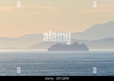 Kreuzfahrtschiff in Mediterranea Stockfoto