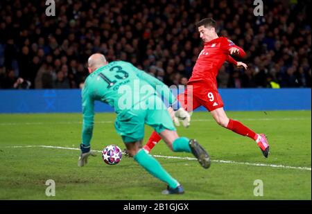 Bayern Münchens Robert Lewandowski erzielt sein drittes Spieltor während der UEFA Champions League-Runde im 16. Hinspiel an der Stamford Bridge, London. Stockfoto