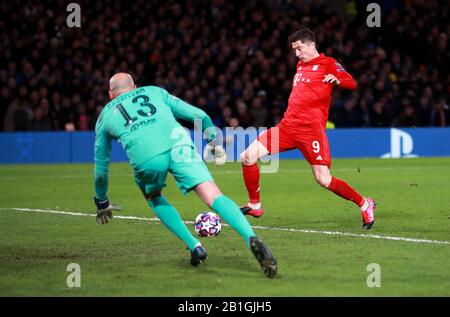 Bayern Münchens Robert Lewandowski erzielt sein drittes Spieltor während der UEFA Champions League-Runde im 16. Hinspiel an der Stamford Bridge, London. Stockfoto