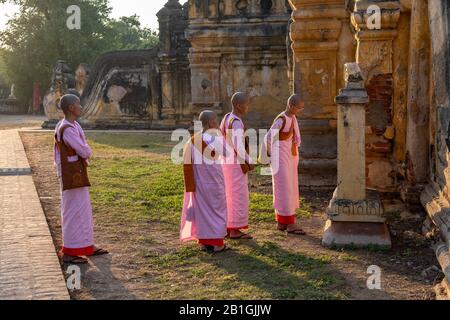 Buddhistische Nonnen im Maha Aungmye Bonzan Kloster, Inwa, Mandalay Region, Myanmar Stockfoto