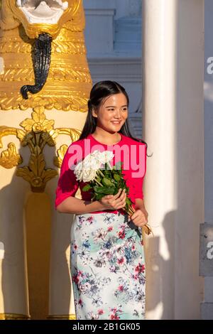 Schöne junge birmanische Frau, die für Fotos in Shwedagon Paya, Yangon, Myanmar posiert Stockfoto