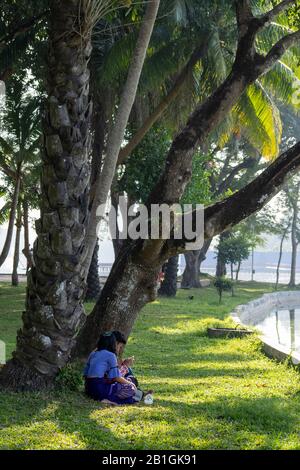 Junges birmanisches Paar am Kandawgyi See, Yangon, Myanmar Stockfoto